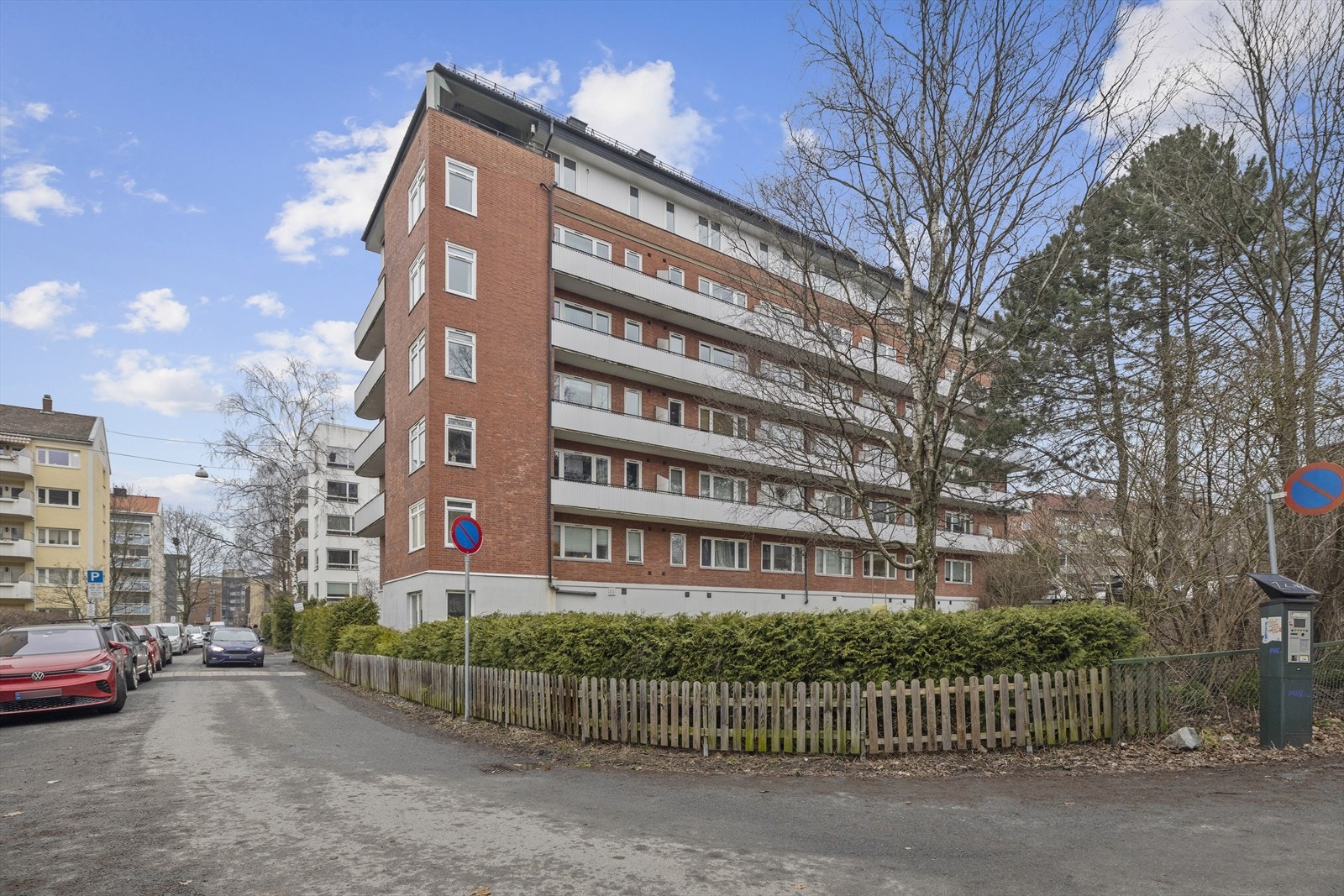 Sameiet har en hyggelig hage, boligen vender mot denne. Galleribilde