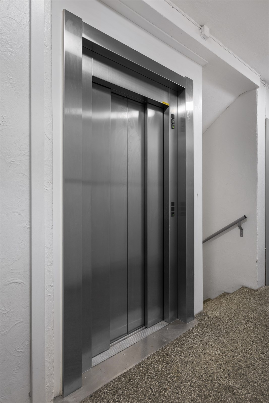 Heis til leiligheten eller ned til boden/fellesvaskeriet. Galleribilde