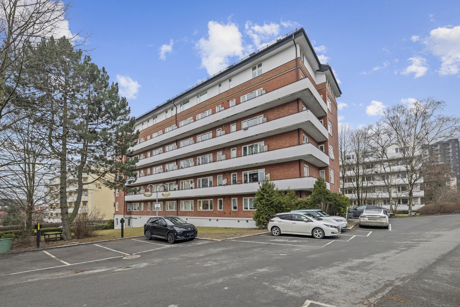 Mulig å leie fast p-plass. Sameiet har 32 parkeringsplasser. Det er 29 faste parkeringsplasser som leies ut til beboere. Galleribilde