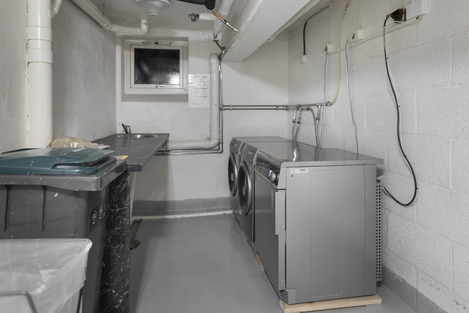 Nå er det vaskemaskin på kjøkkenet, men også mulighet til å bruke fellesvaskeri i kjeller. Galleribilde