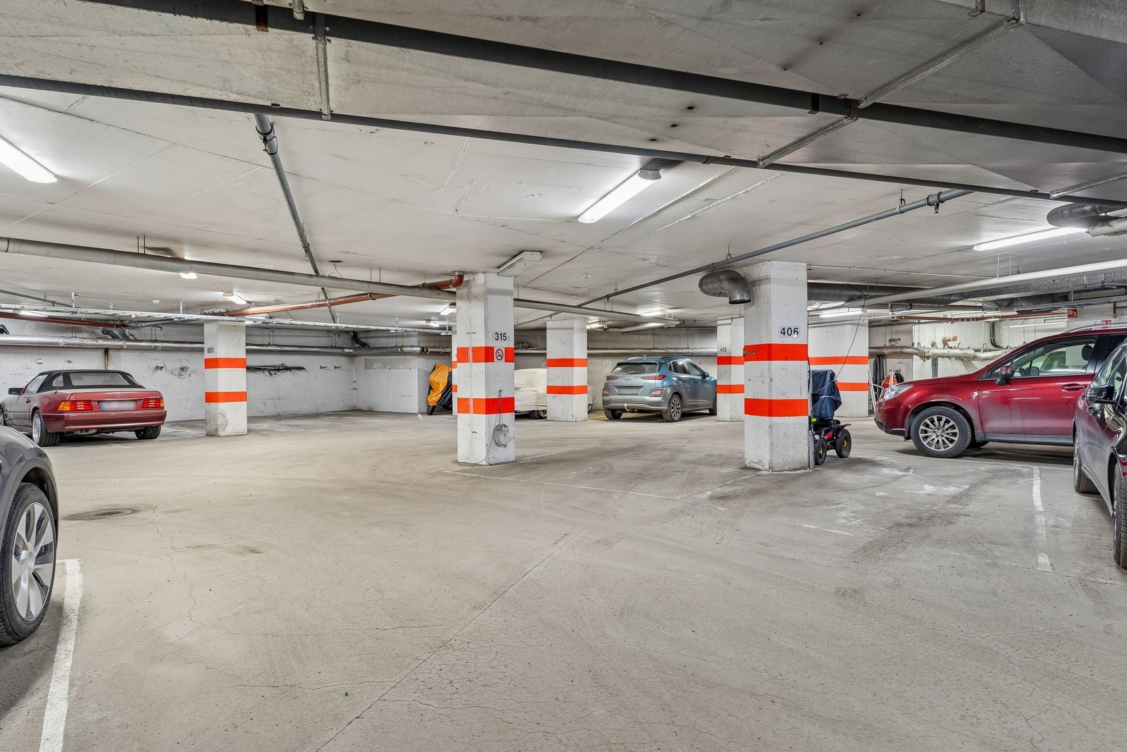 Parkeringsplass i garasjekjeller. Her finnes også en tilhørende kjellerbod. Galleribilde