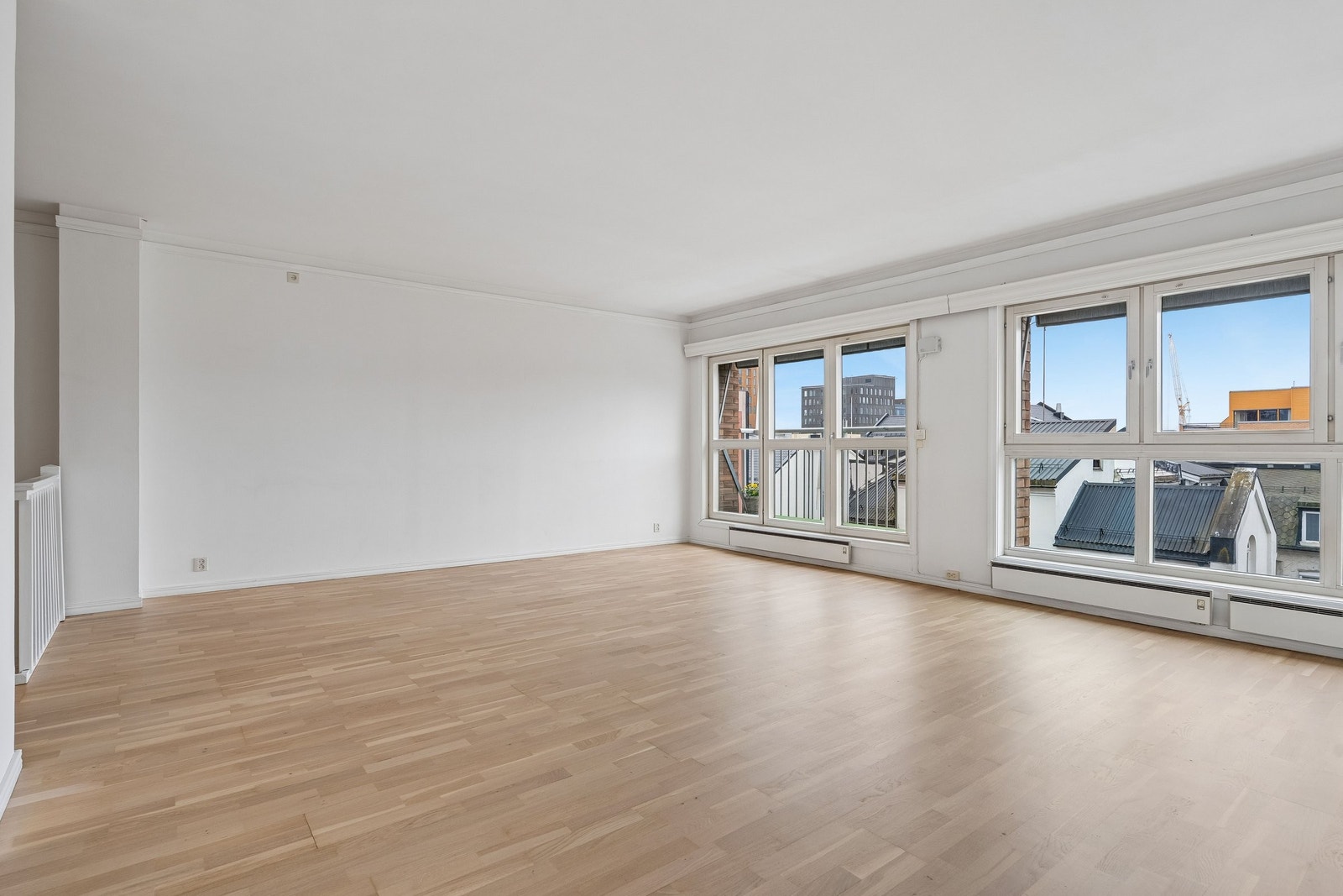 Stue med parkett og malte vegger Galleribilde