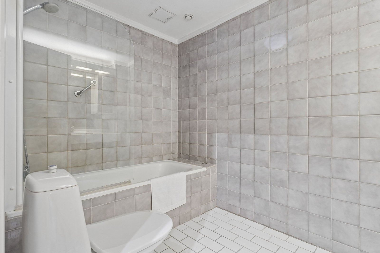 Flislagt bad med badekar Galleribilde