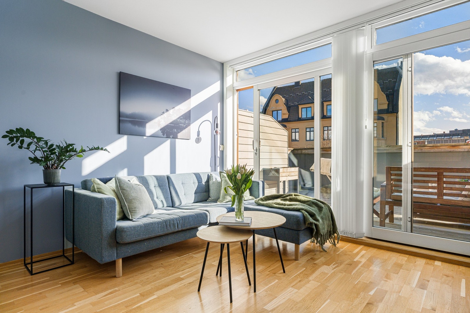 Lys og tiltalende 2-roms leilighet med attraktiv beliggenhet høyt oppe på 9. plan, med gode lysforhold og flott utsikt. Galleribilde