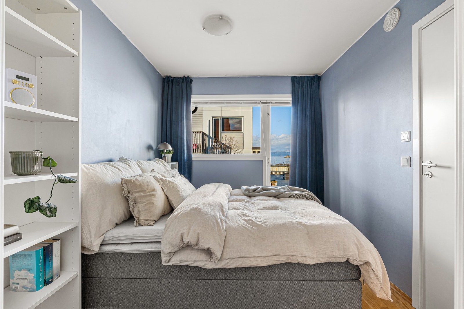 Godt med plass til dobbeltseng, kan plasseres begge veier i rommet. Galleribilde