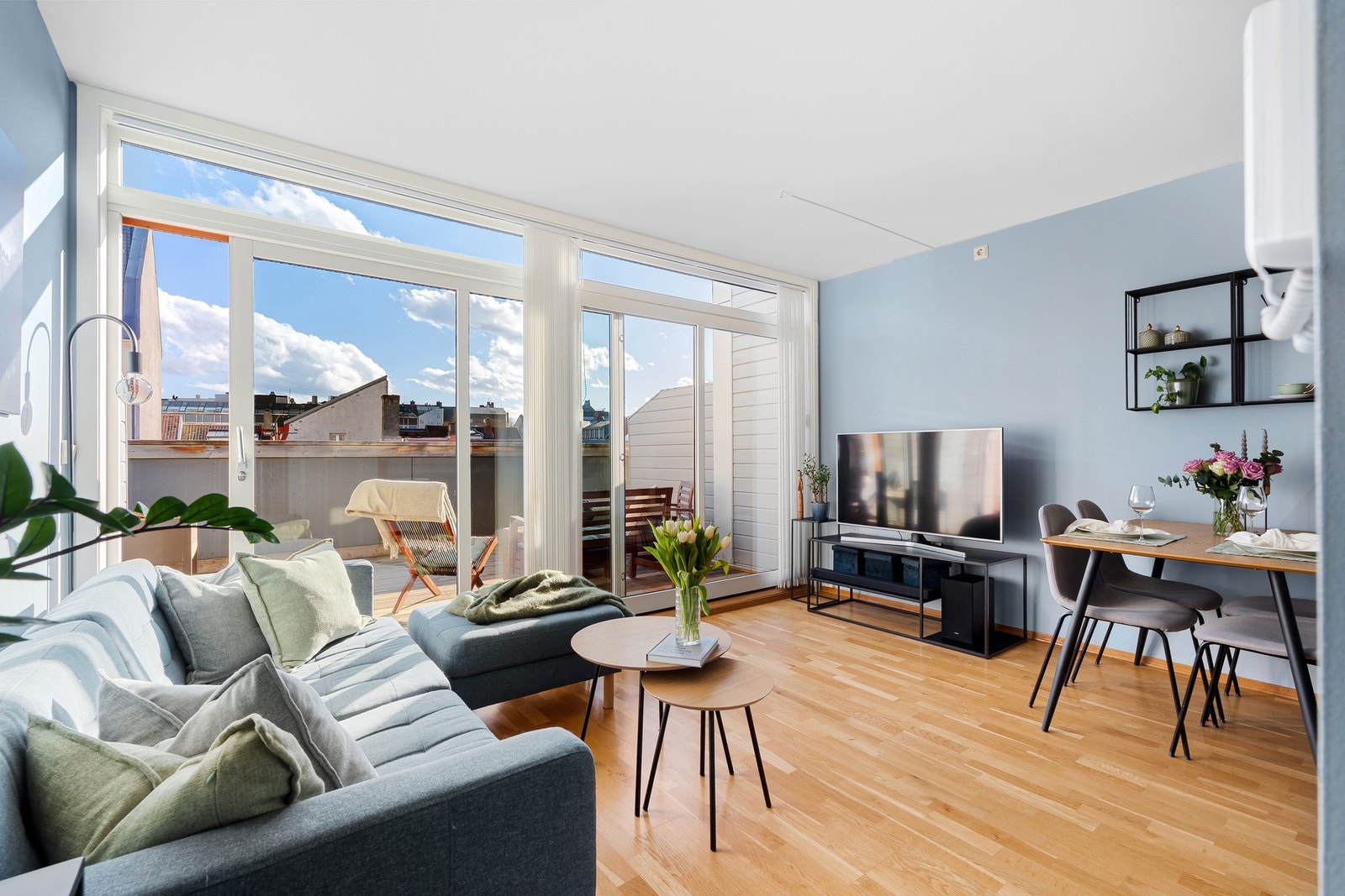 Åpent og innbydende rom med en planløsning som gir flere gode møbleringsmuligheter. Galleribilde