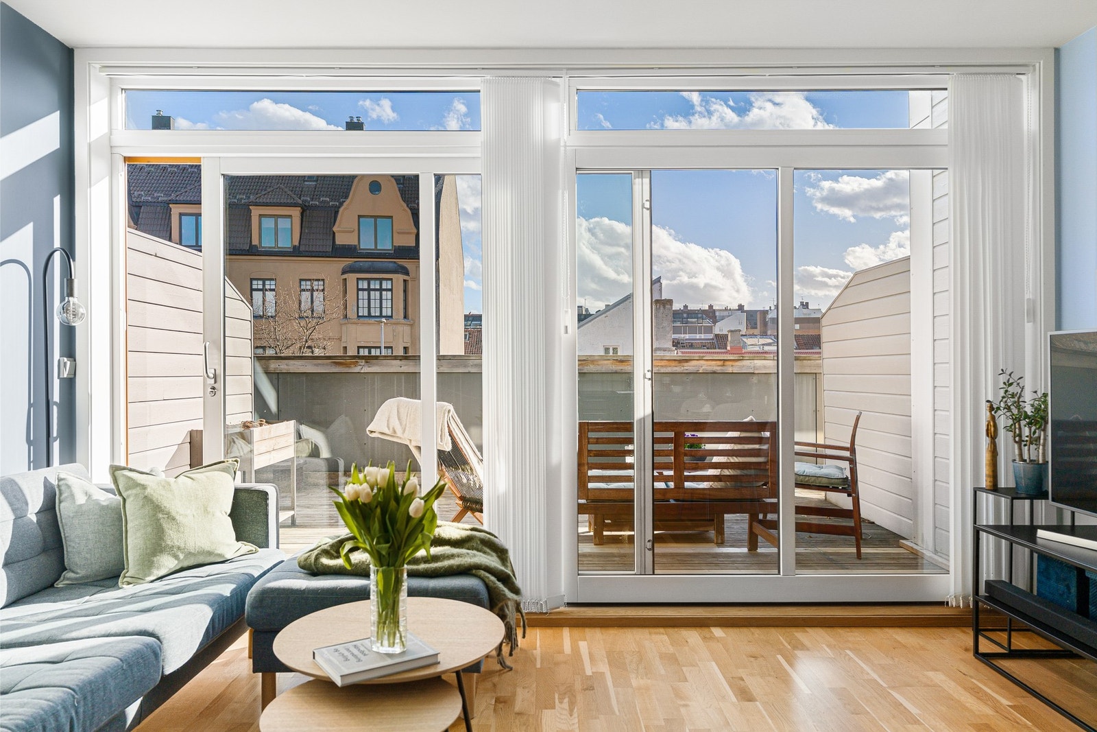 Store vindusflater sørger for rikelig med naturlig lys og bidrar til en lys, åpen og trivelig romfølelse. Galleribilde