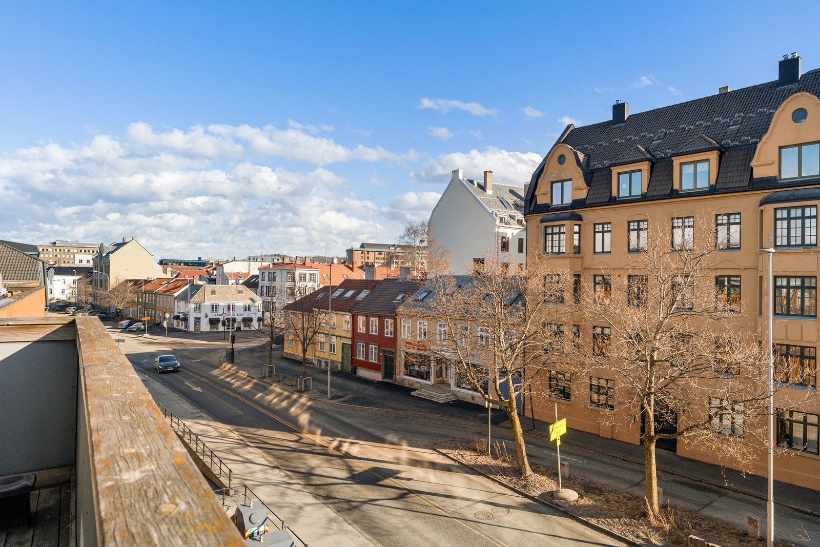 Utsikt med overblikk av bymiljøet. Galleribilde