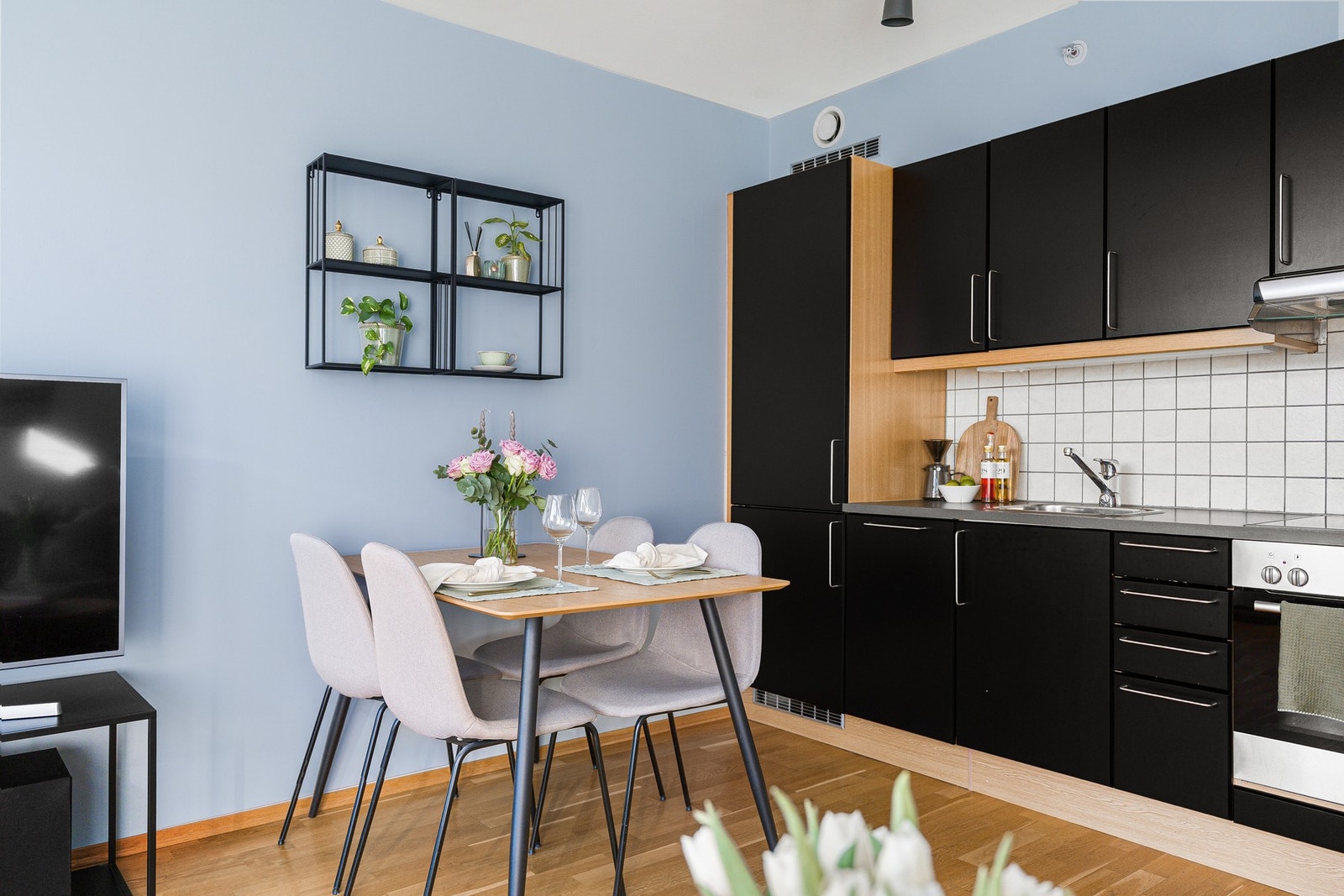 Spisebord finner sin naturlig posisjon ved kjøkkenet. Galleribilde