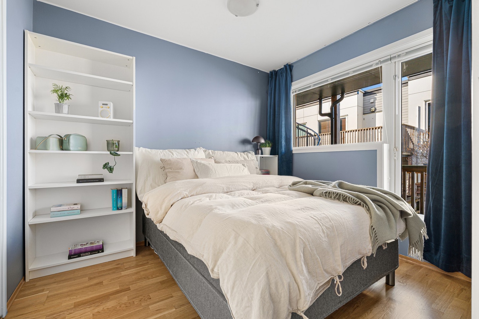 Stort og innbydende soverom med god plass til garderobeløsning og øvrig oppbevaring. Galleribilde