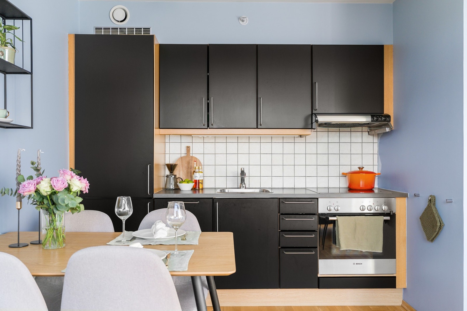 Stilrent og moderne kjøkken med integrerte hvitevarer, god skapplass og praktiske oppbevaringsløsninger. Galleribilde