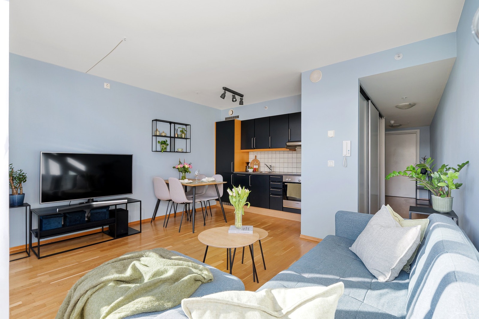 Den åpne stue- og kjøkkenløsningen skaper en romslig, luftig og sosial atmosfære. Galleribilde