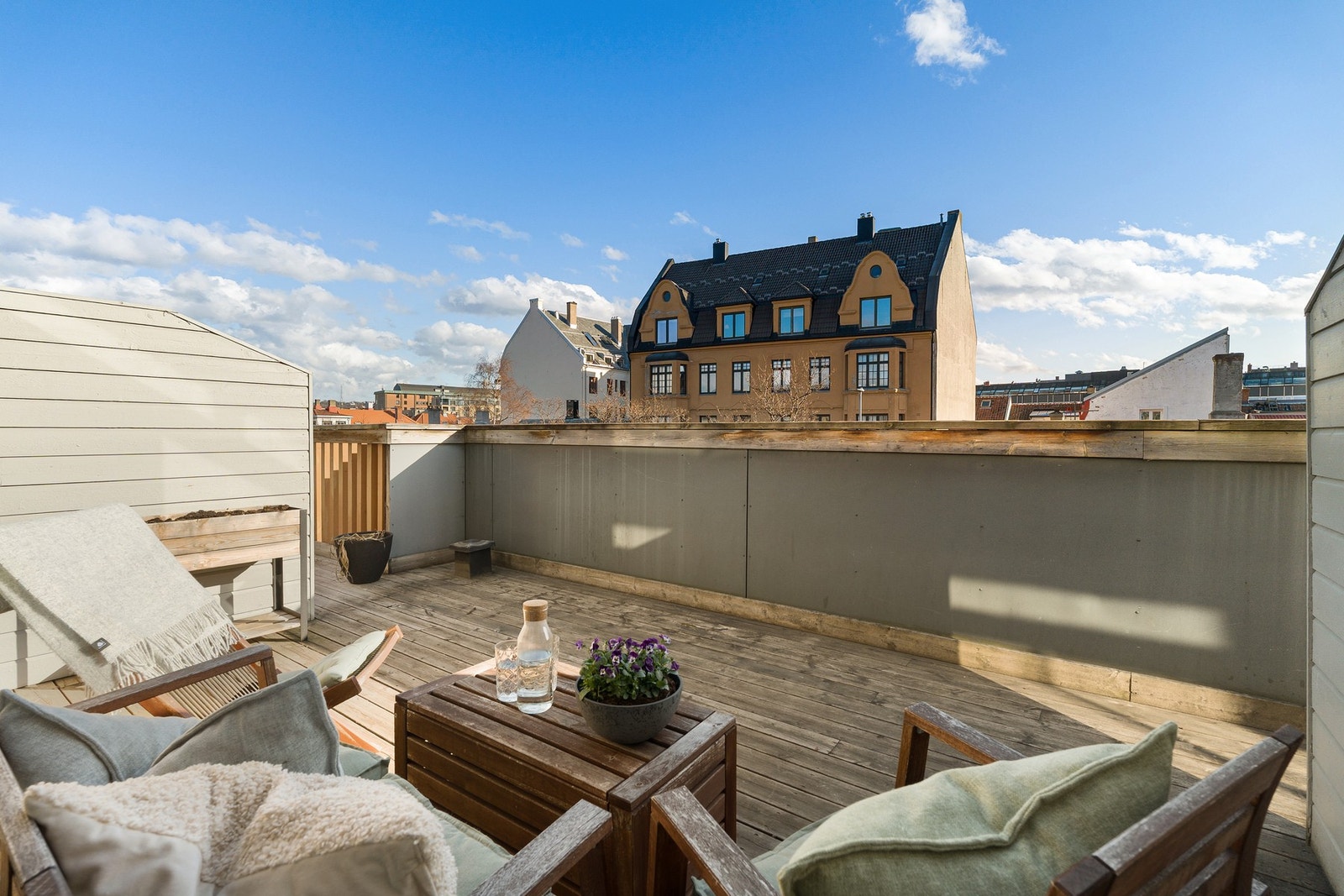 Direkte utgang til romslig terrasse, som fungerer som en naturlig forlengelse av boligens oppholdsareal. Galleribilde