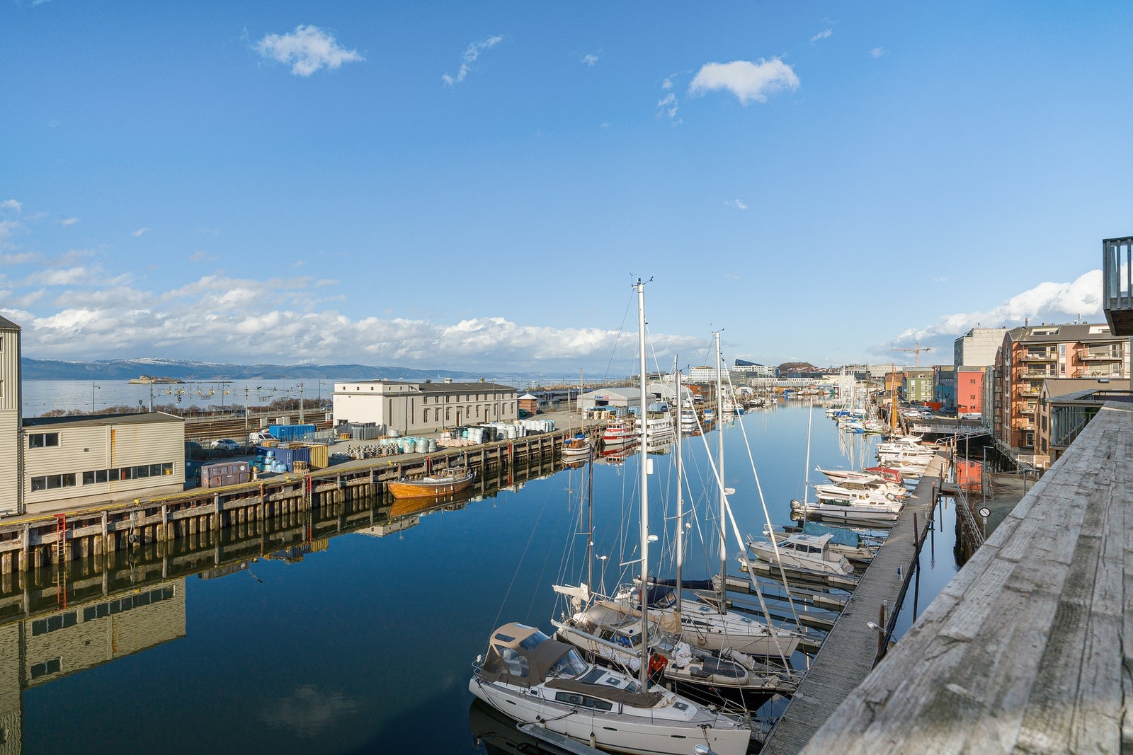 Utsyn utover kaia. Galleribilde