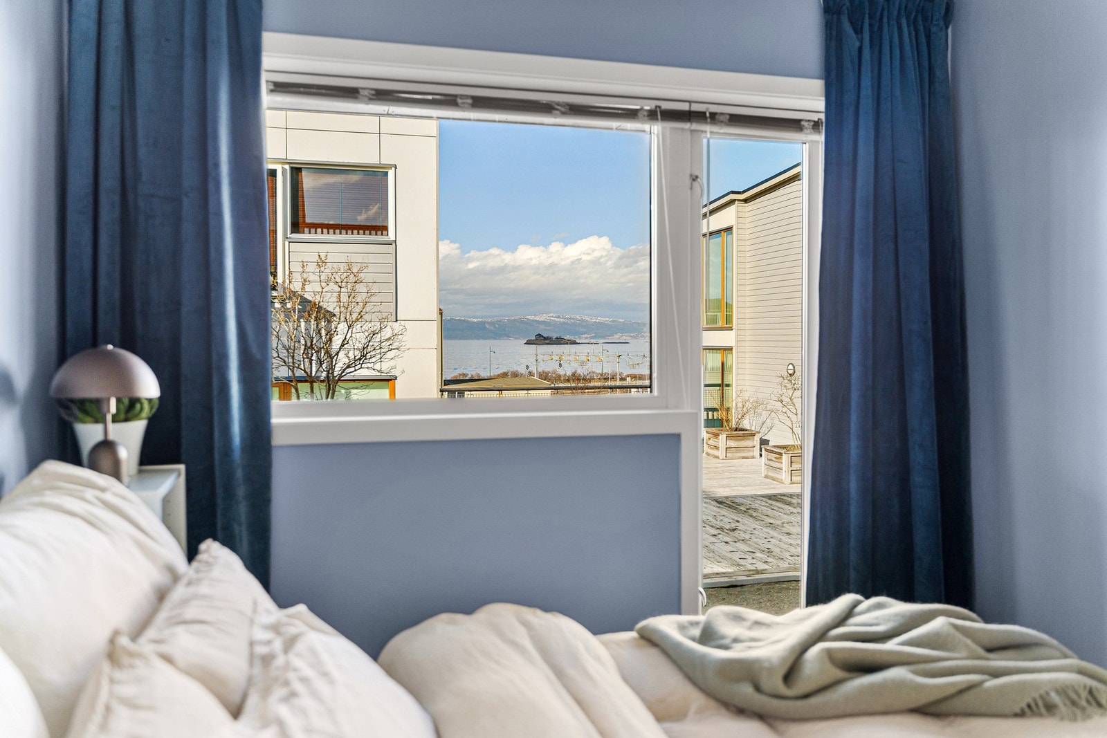 Soverommet er vendt mot rolige omgivelser, noe som gir en skjermet og behagelig atmosfære. Galleribilde