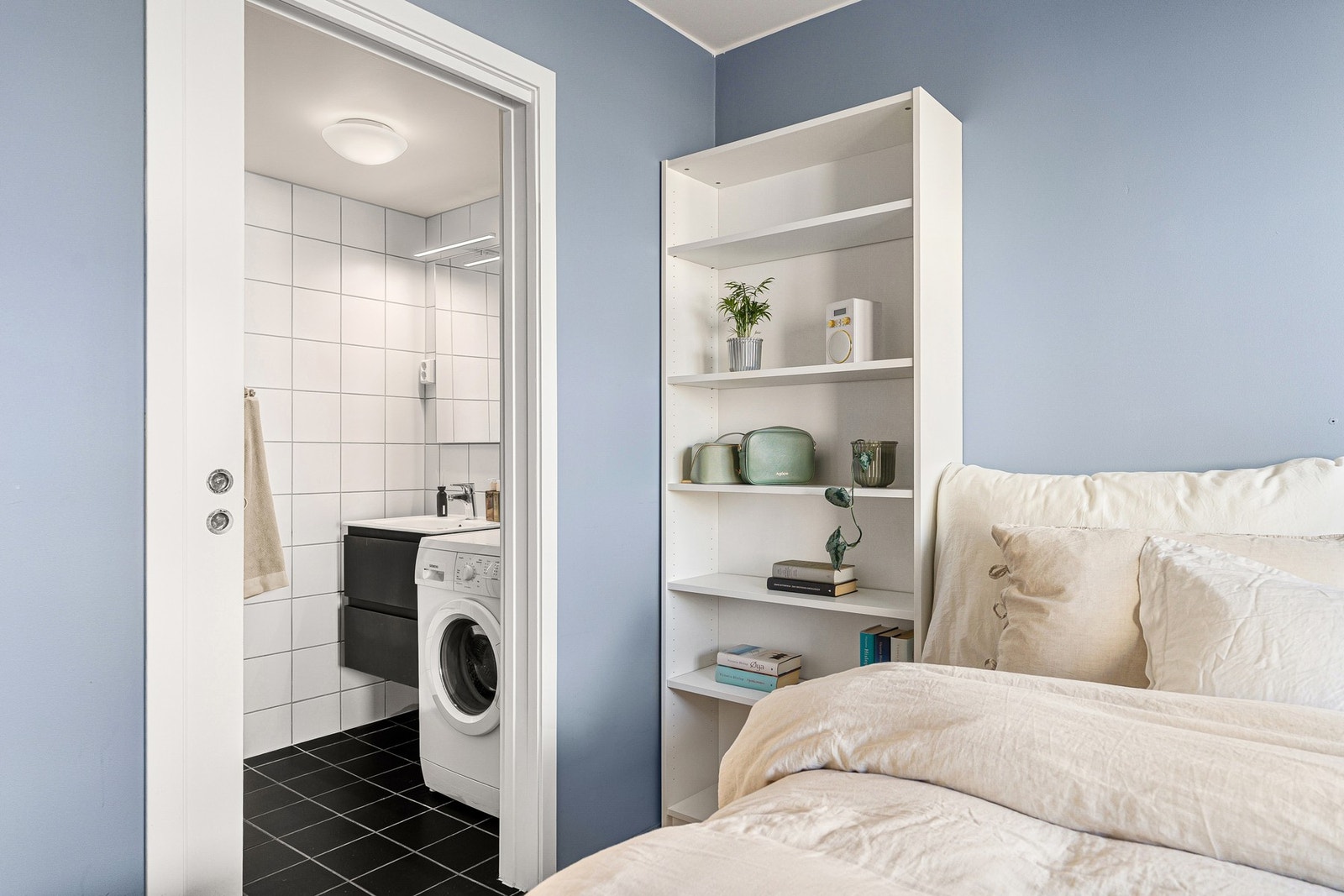 Soverommet har direkte adkomst til bad. Galleribilde