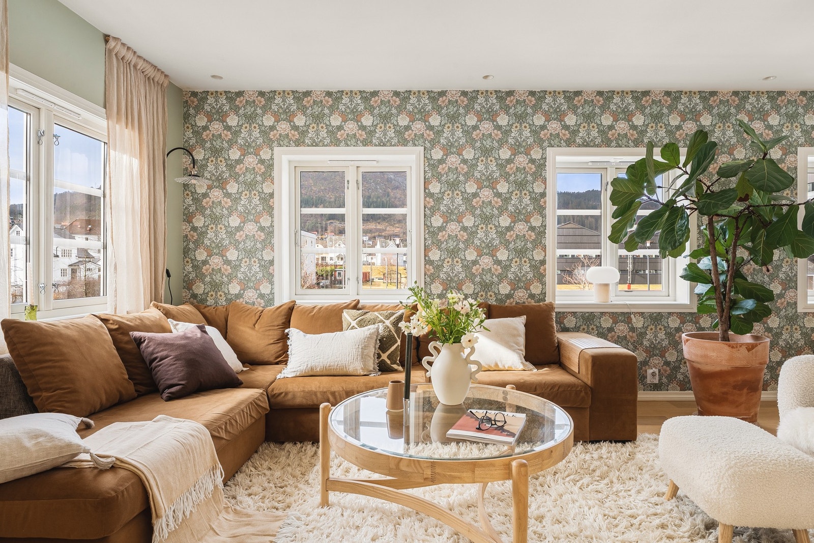 Her har du god plass til en stor sofa for hyggelige stunder. Galleribilde