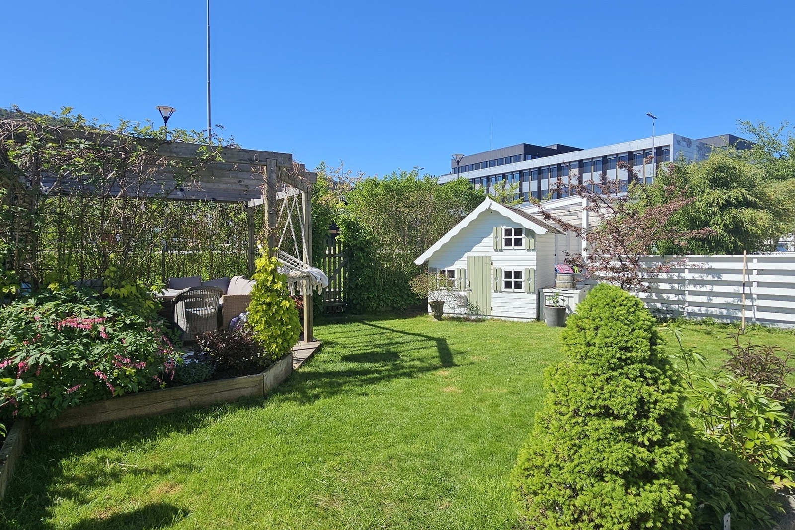 På vestsiden av boligen har du en fantastisk hage med nydelige solforhold. Galleribilde