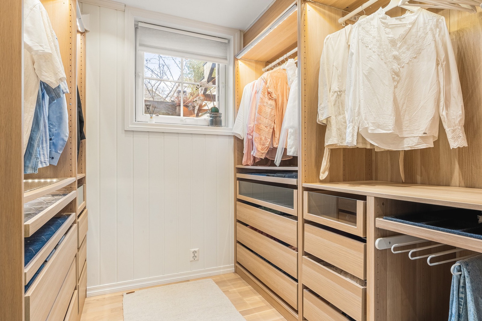 Praktisk walk-in garderobe med god oppbevaringsplass og oversikt. Galleribilde
