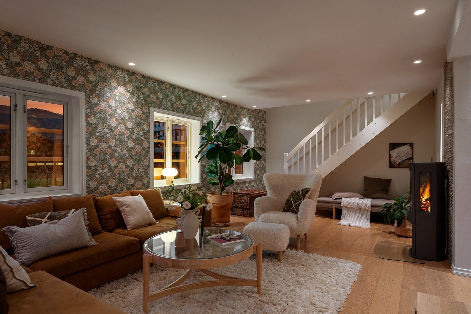 I andre etasje blir du møtt av en lun og stemningsfull stue på 25 m² - en perfekt ramme for avslapping. Galleribilde