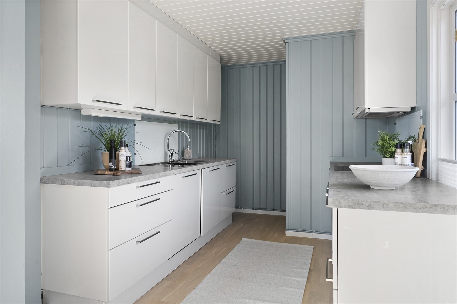 Innredning har integrerte hvitevarer som platetopp, stekeovn og oppvaskmaskin. Galleribilde