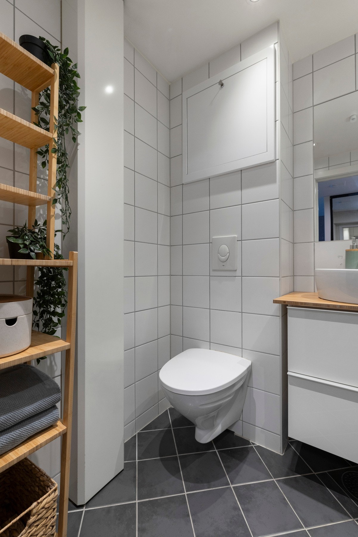 Innredning med vegghengt toalett og servant. Galleribilde