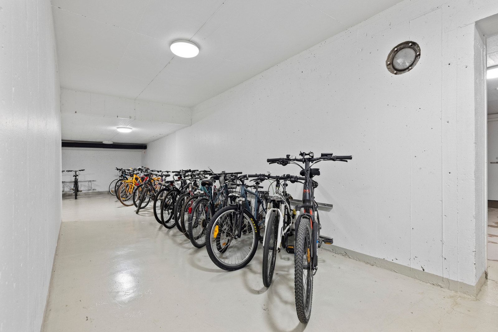 Felles sykkelparkering. Galleribilde