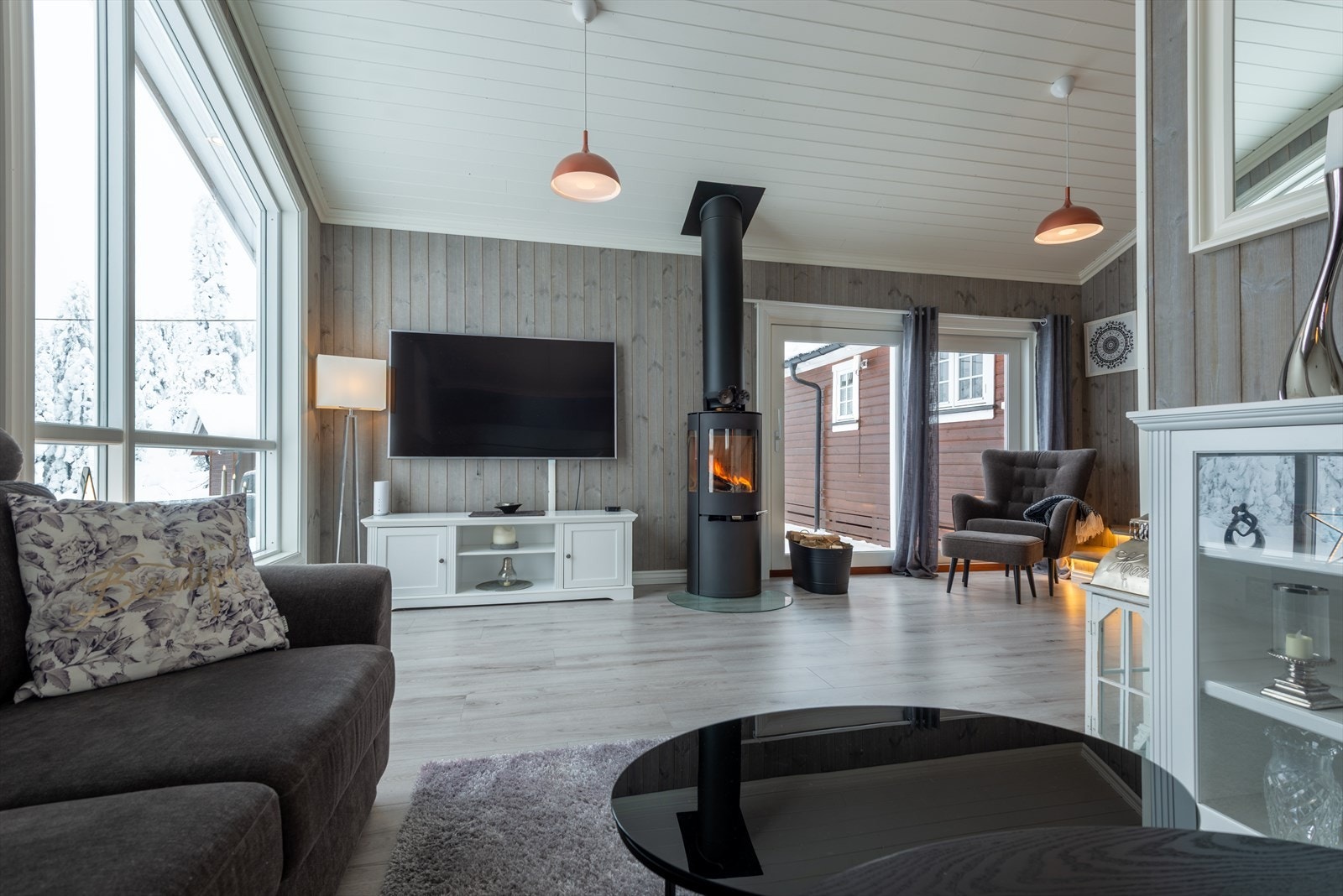 Det er store vindusflater som slipper inn rikelig med naturlig lys i hytten. Galleribilde
