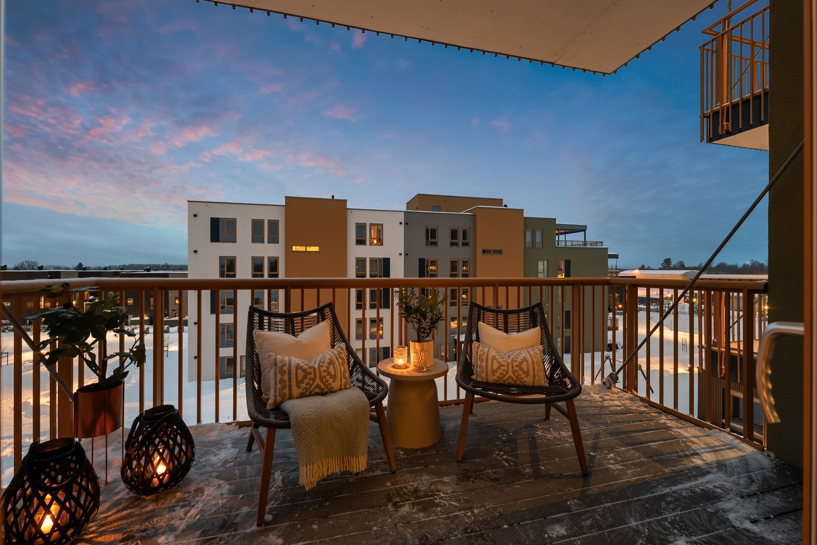 Leiligheten har kvaliteter som bl.a. vannbåren gulvvarme, lys 1-stavs eikeparkett, balansert ventilasjon med varmegjenvinning og HTH-kjøkken m/integrerte hvitevarer. Galleribilde