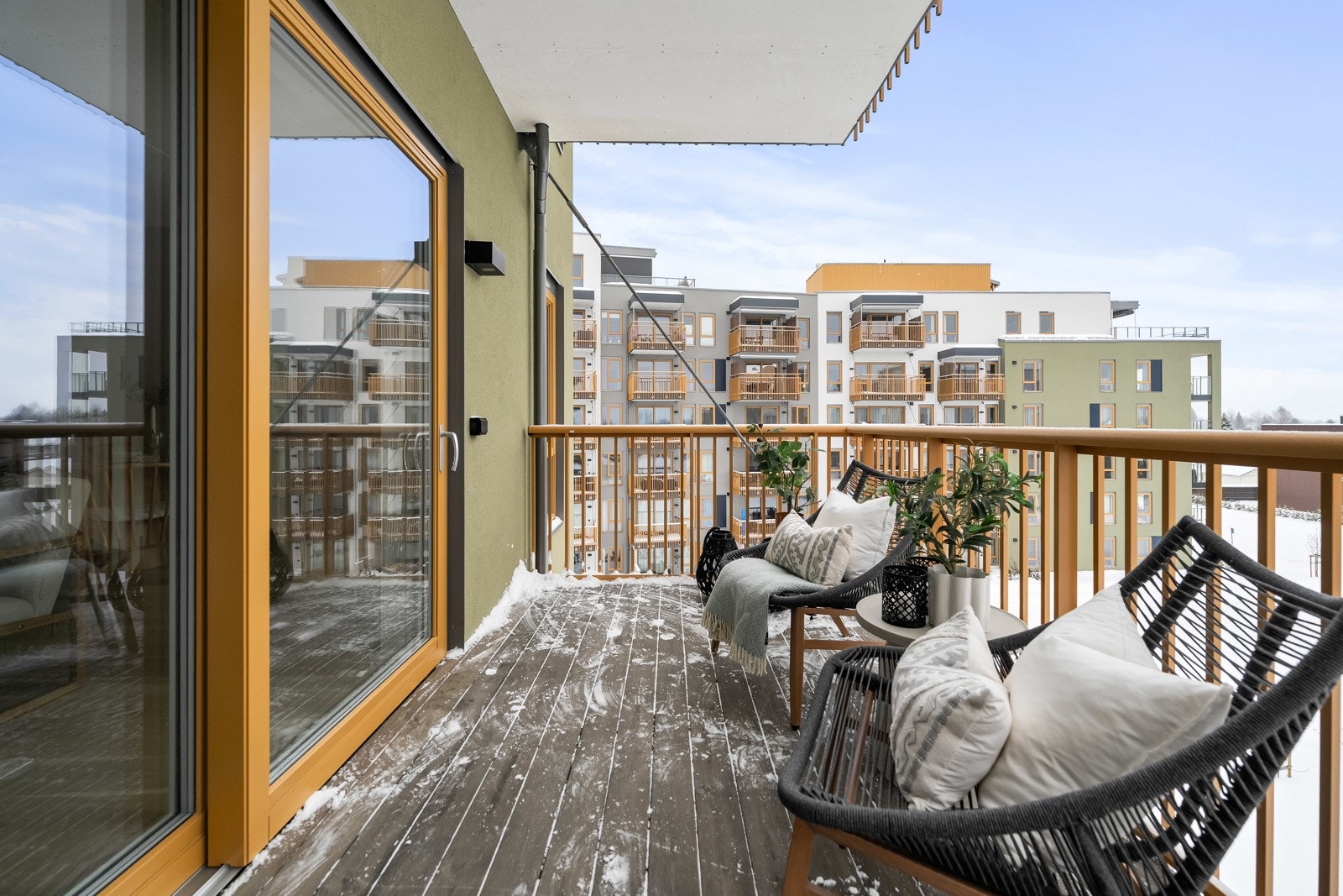 Her er det fin plass til utemøblement og grill etter ønske. Galleribilde