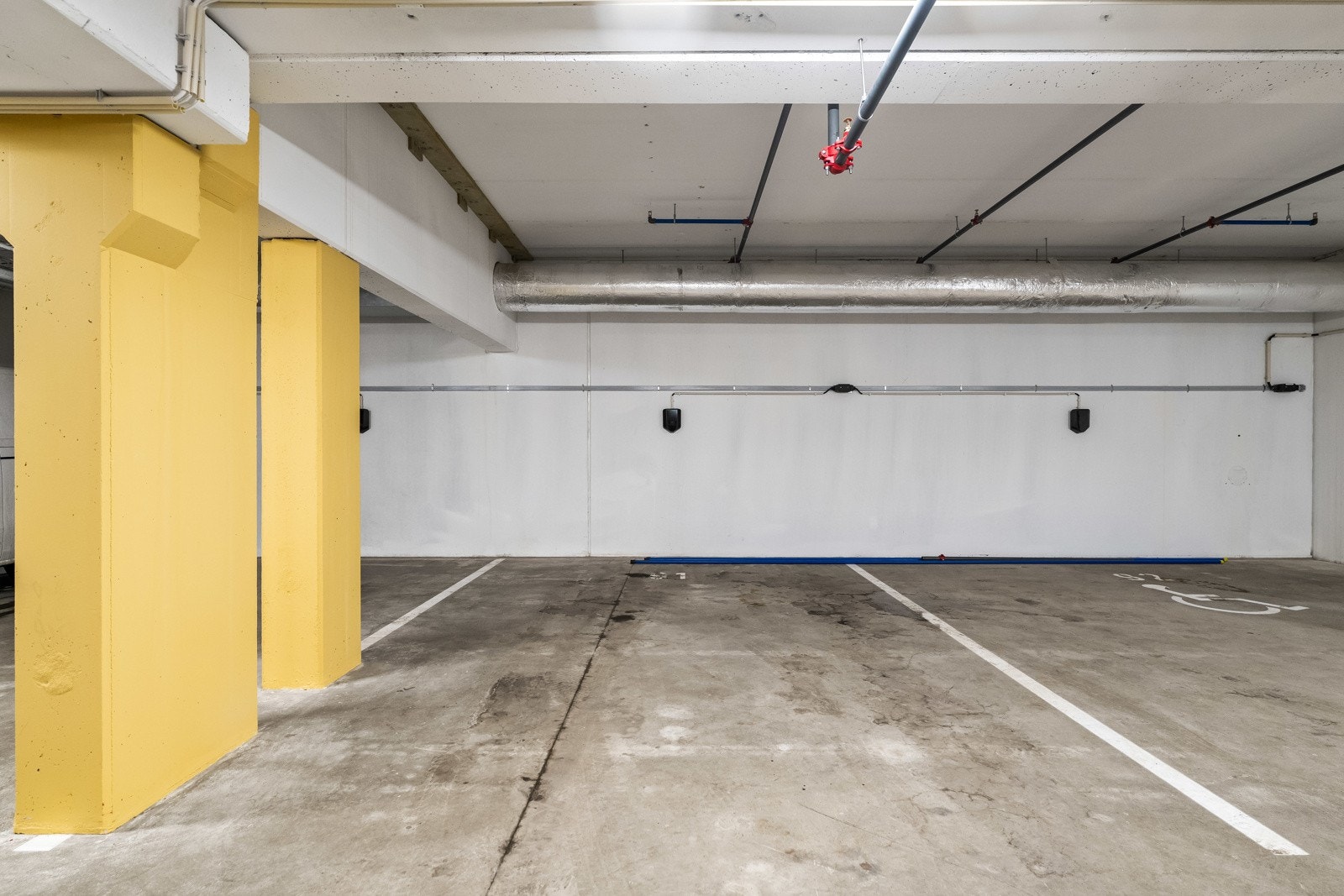 Leiligheten disponerer èn parkeringsplass i felles garasjekjeller (nr. 91). Det er mulighet for installering av elbillader (Elaway). Galleribilde