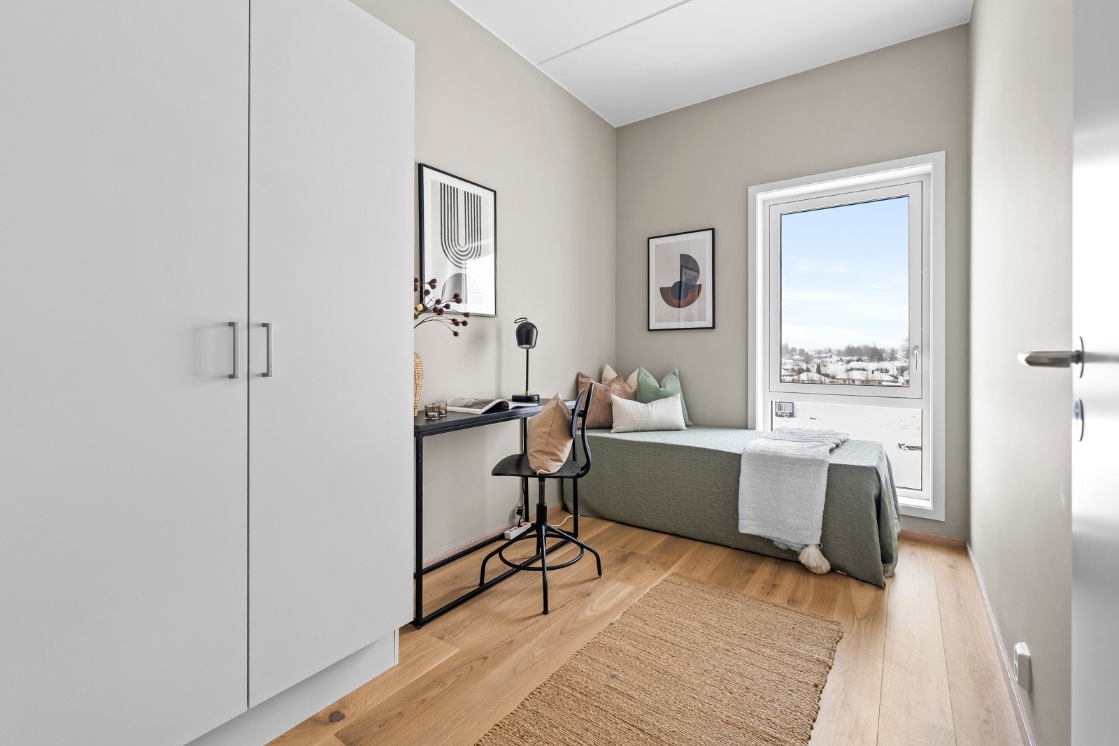 Rommene har fleksible bruksmuligheter og egner seg godt som barnerom, gjesterom eller hjemmekontor. Galleribilde