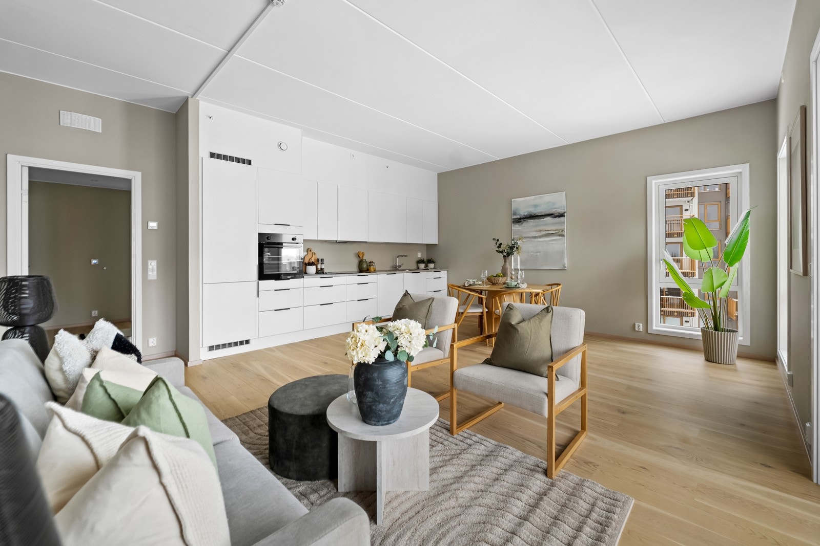 Stuen har god plass til sofaløsning med tilhørende møblement. Det er vannbåren gulvvarme i entré samt i stue/kjøkken. Galleribilde