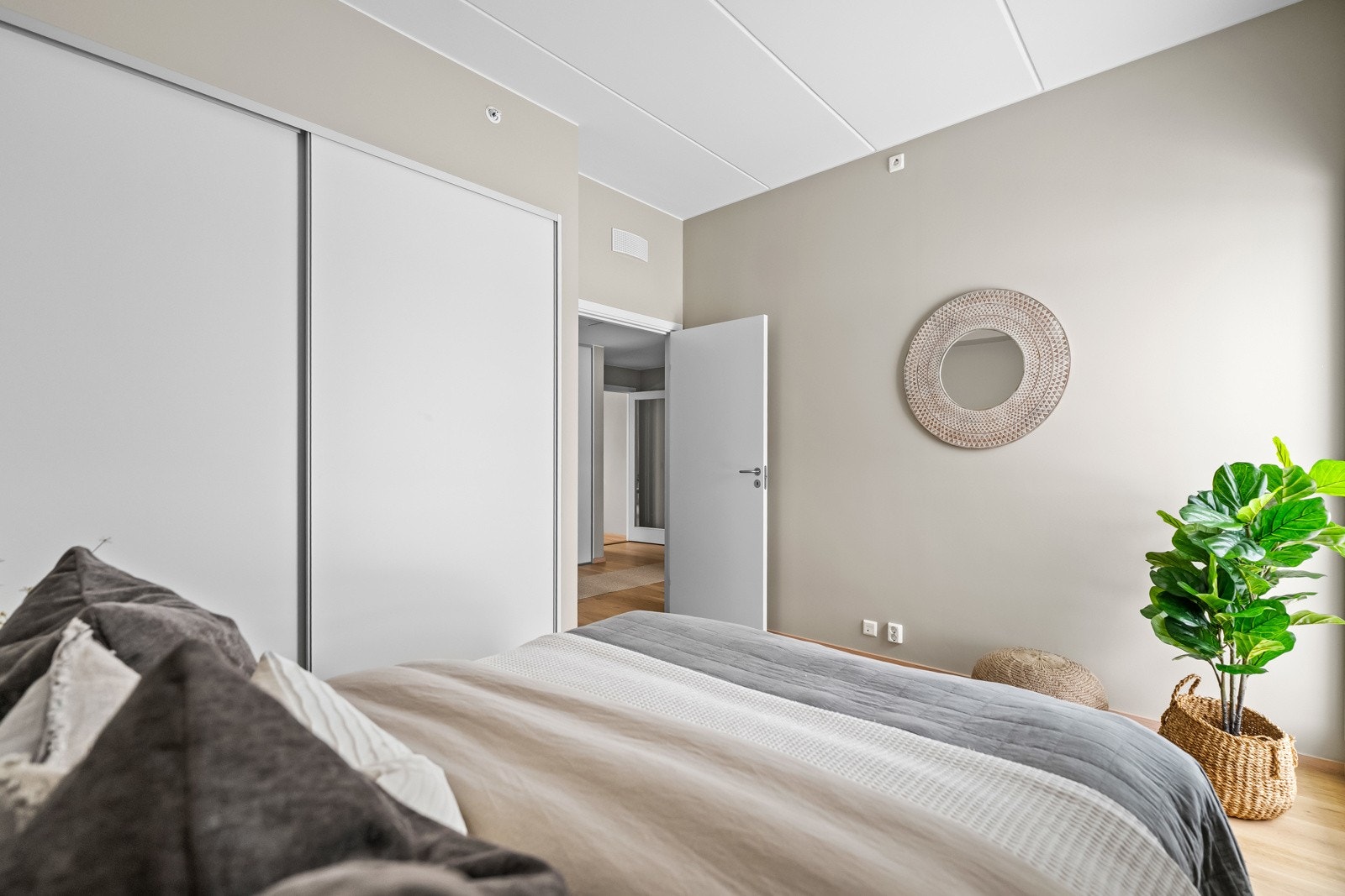Hovedsoverommet har god plass til dobbeltseng med tilhørende nattbord, samt skyvedørsgarderobe. Galleribilde