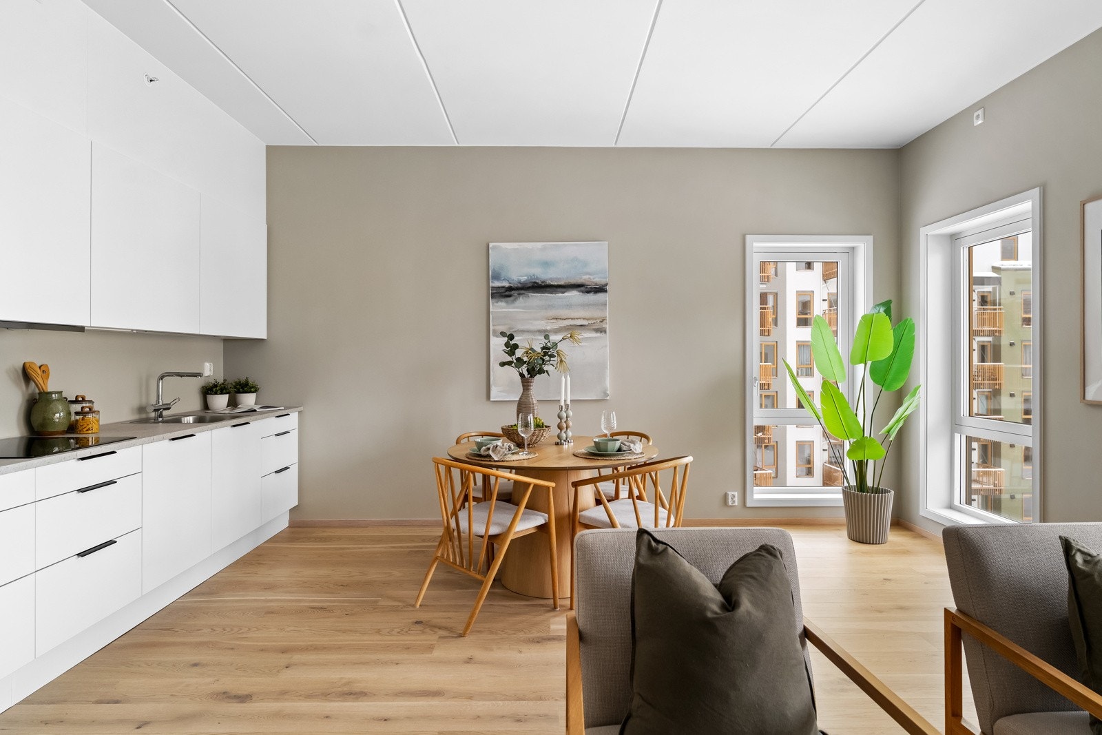 Det er fin avsatt plass til spisegruppe i forkant av kjøkkenet. Galleribilde