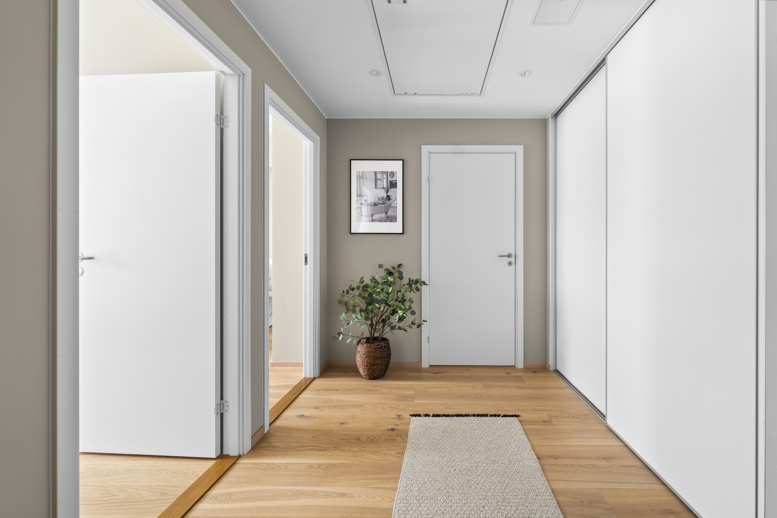 Lys og innbydende entré med praktisk oppbevaring i skyvedørsgarderobe, og det er installert porttelefon med videofunksjon. Galleribilde