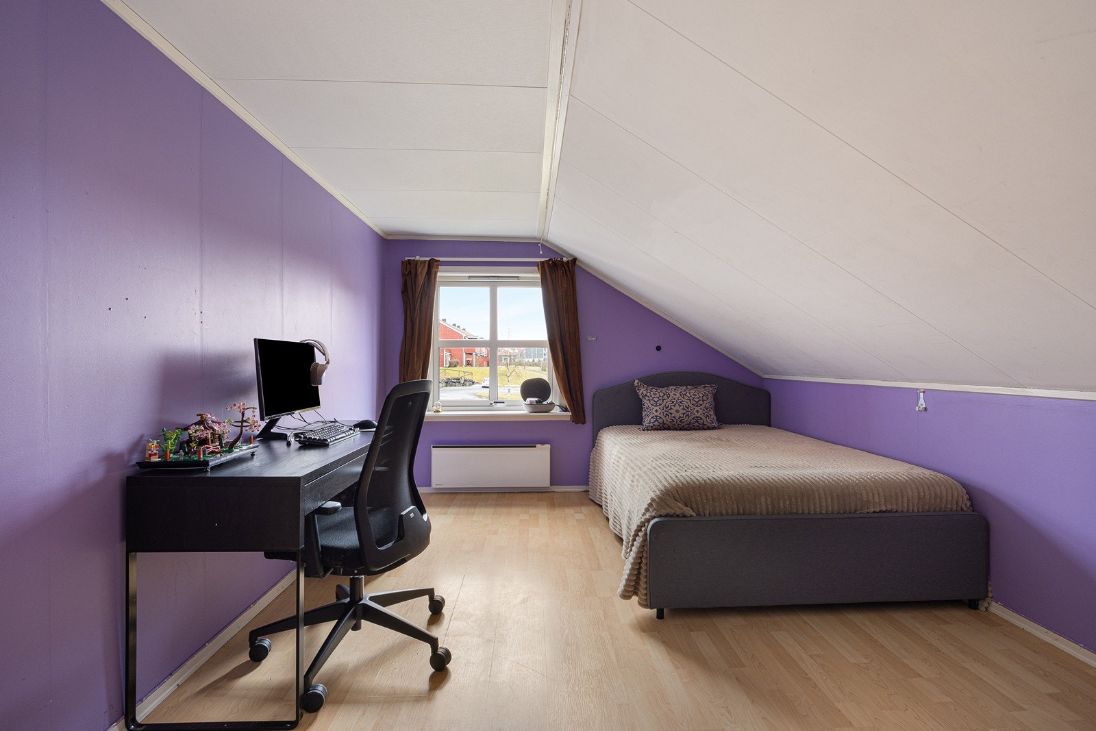 Det gjøres oppmerksom på at rommet ikke er omsøkt bruksendret og godkjent. Opprinnelig er rommet byggemeldt som bod og loft. Galleribilde