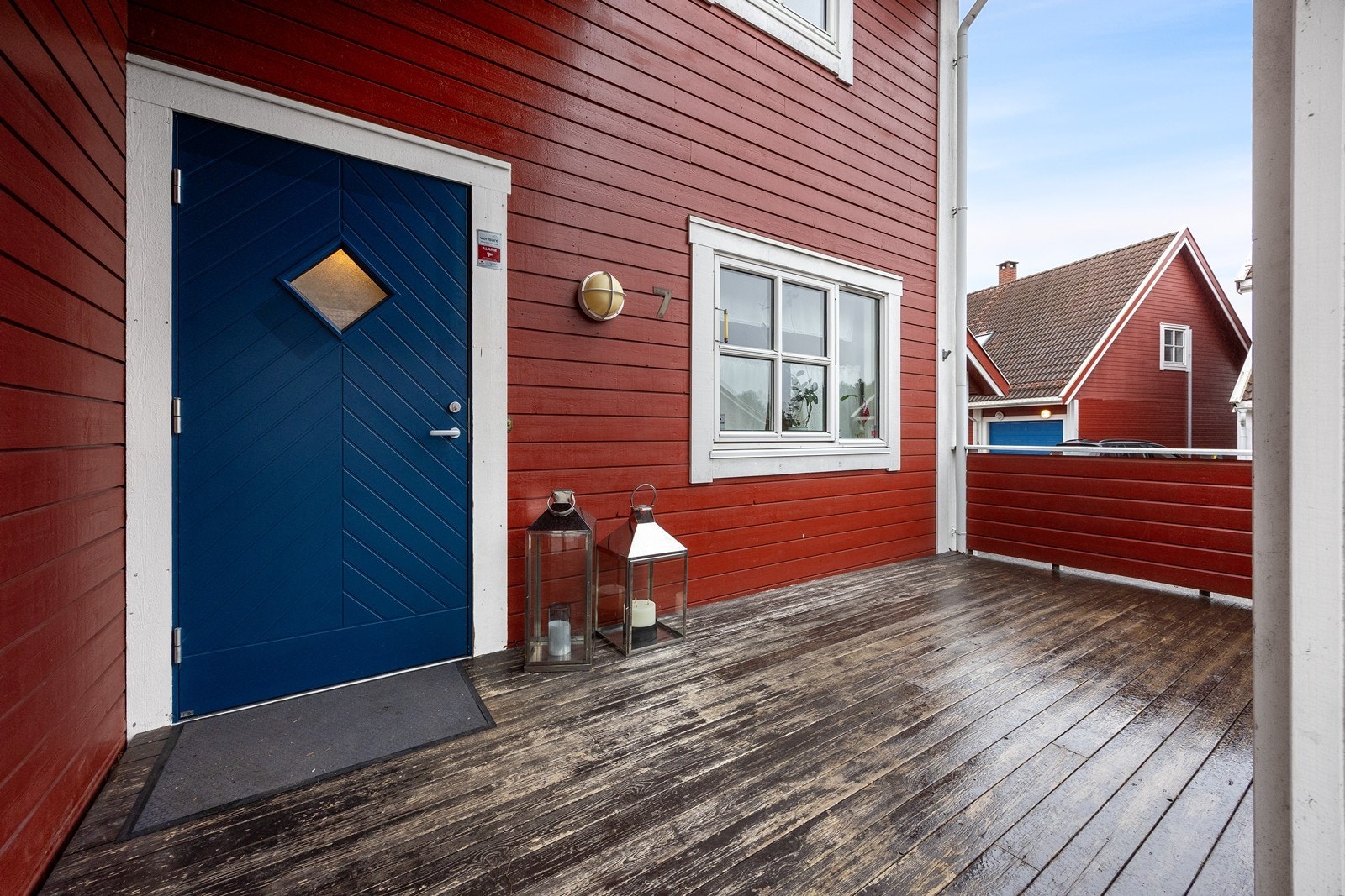 I forbindelse med inngangspartiet er det en hyggelig velkomstterrasse med god plass til utegruppe. Galleribilde