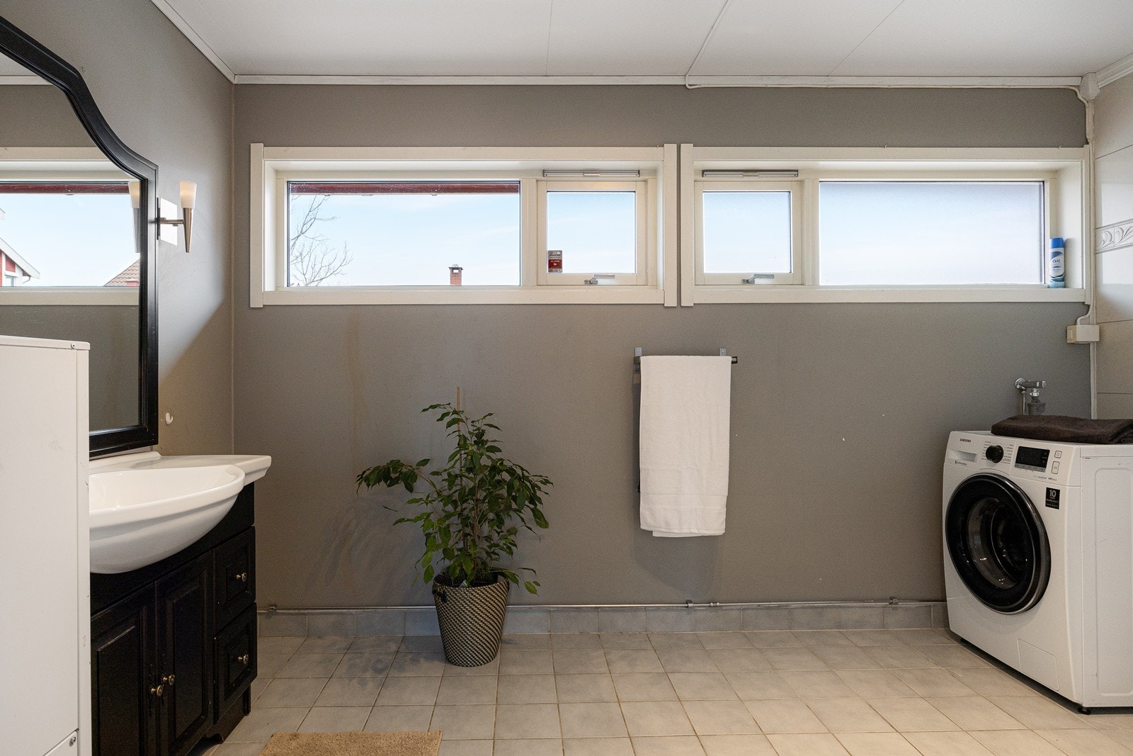 Badet i denne etasjen har veggflater med malte arealer og lyse fliser, og gulvet har fliser med behagelig varme under. Galleribilde