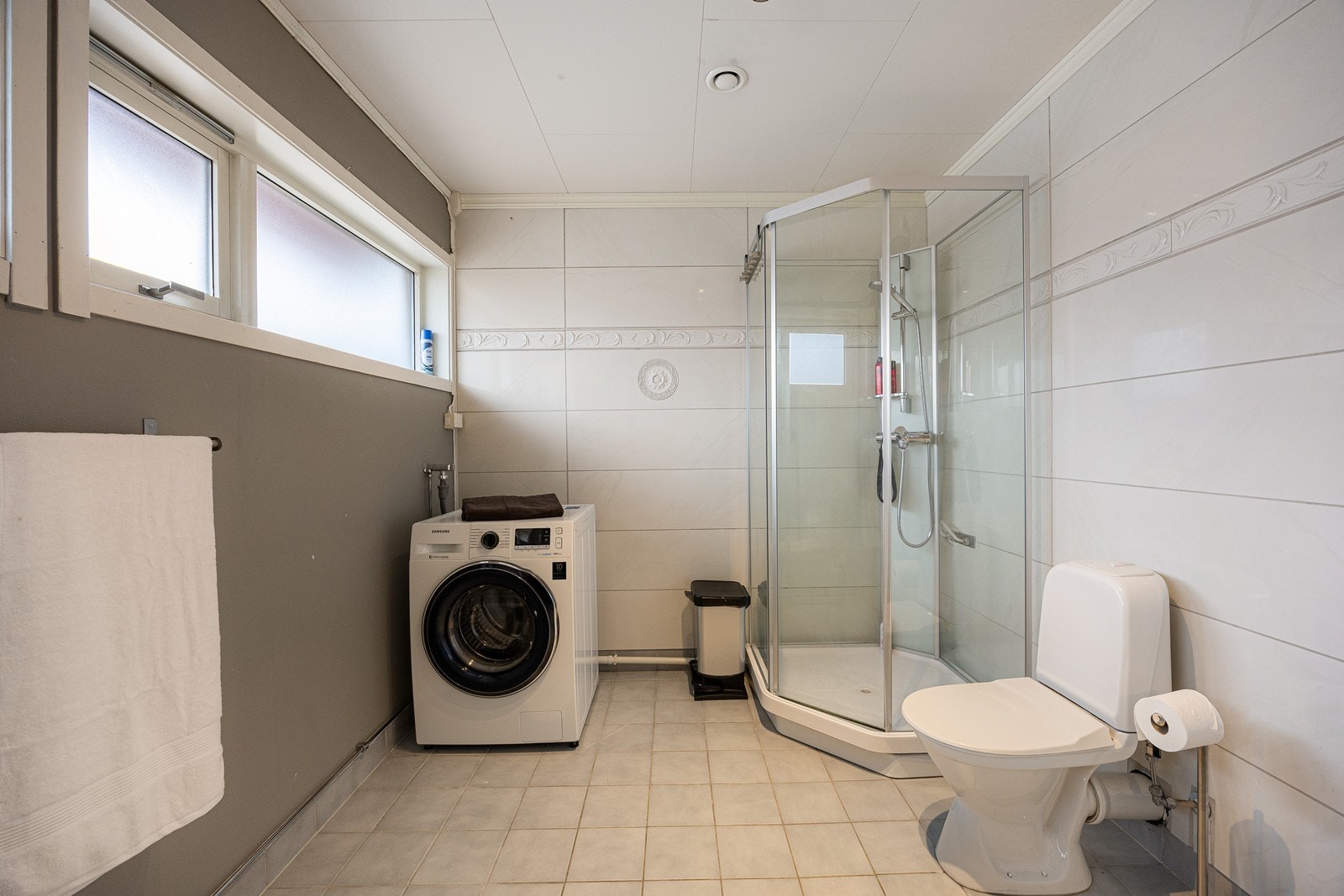 Videre har badet gulvmontert toalett, dusjkabinett og opplegg for vaskemaskin. Galleribilde