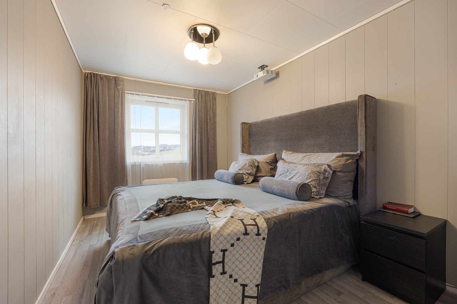 Rommene har lysmalte veggflater og laminat på gulvet. Galleribilde