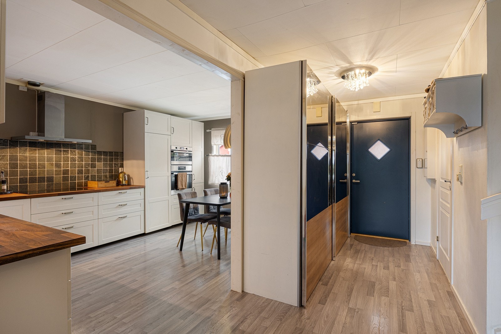 Fra entréen er det delvis åpen løsning til kjøkken og stue. Galleribilde