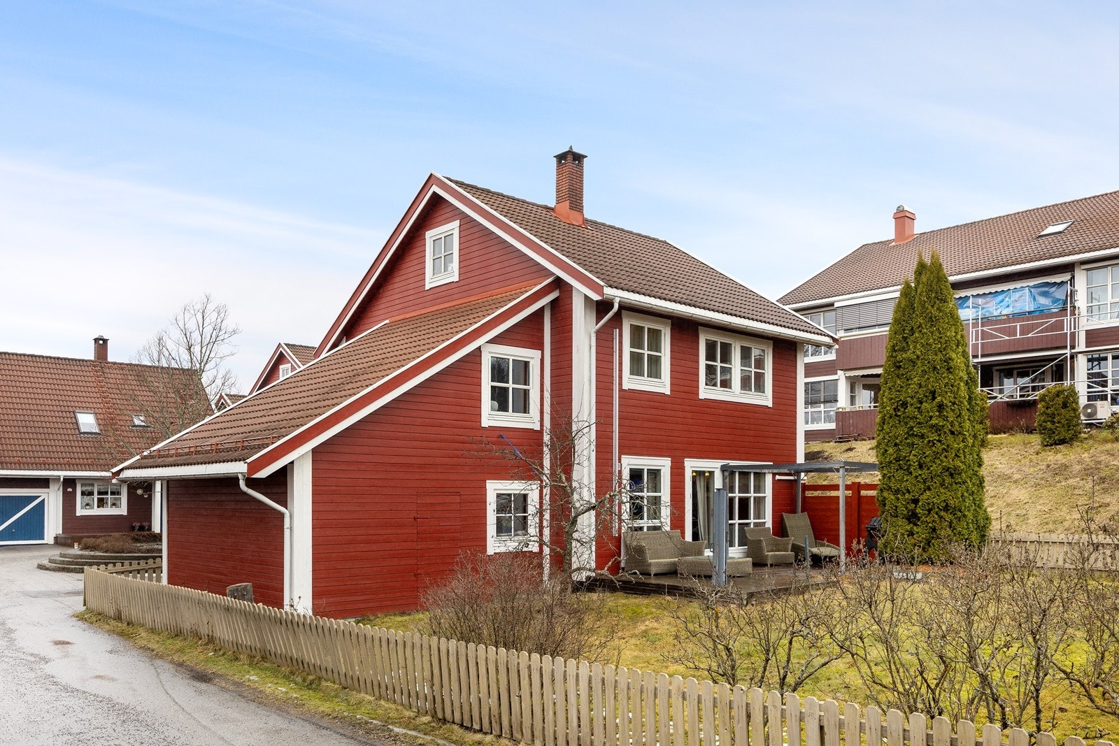 Med to flotte uteplasser er det enkelt å følge solen gjennom dagen. Fra terrassen på stuesiden er det adkomst til en solrik, inngjerdet hage med plen og prydbusker. Galleribilde