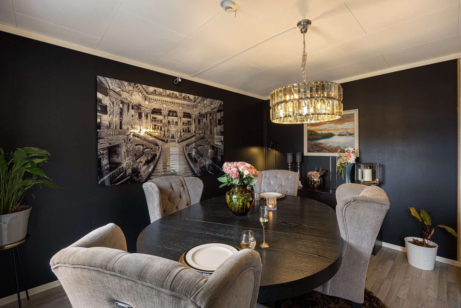 Veggene er i en mørk, lun fargetone som står godt til laminatgulvet. Galleribilde