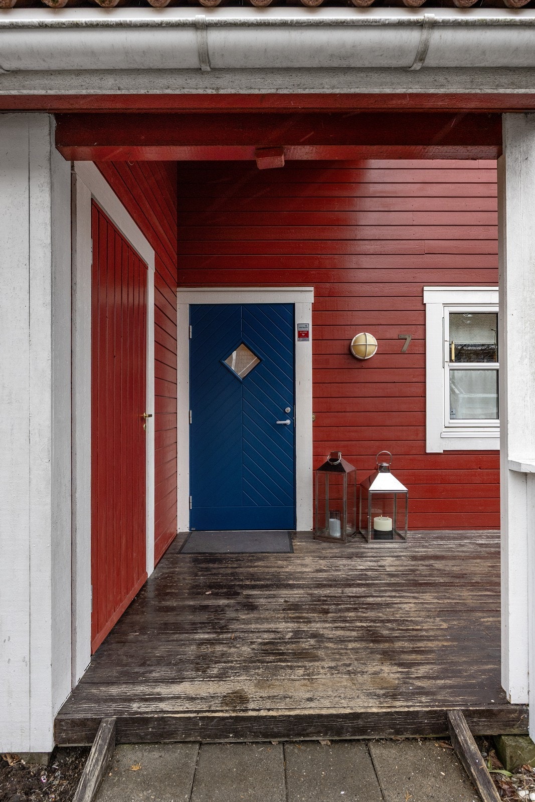 Selve inngangspartiet har et praktisk overbygg - herfra er det også adkomst til en sportsbod. Galleribilde