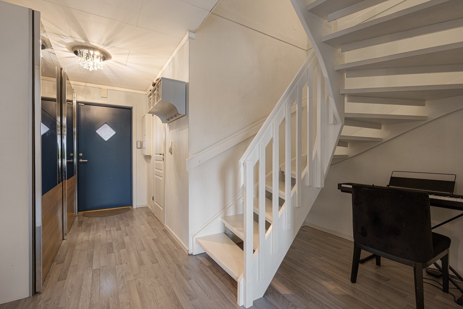 En stor skyvedørsgarderobe med speilfronter sørger for praktisk oppbevaring av ytterklær og sko. Galleribilde