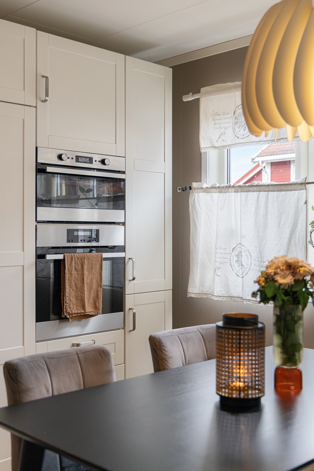 Av hvitevarer er mikrobølgeovn, stekeovn, induksjonstopp og kjøleskap integrerte - og det er opplegg for oppvaskmaskin. Galleribilde