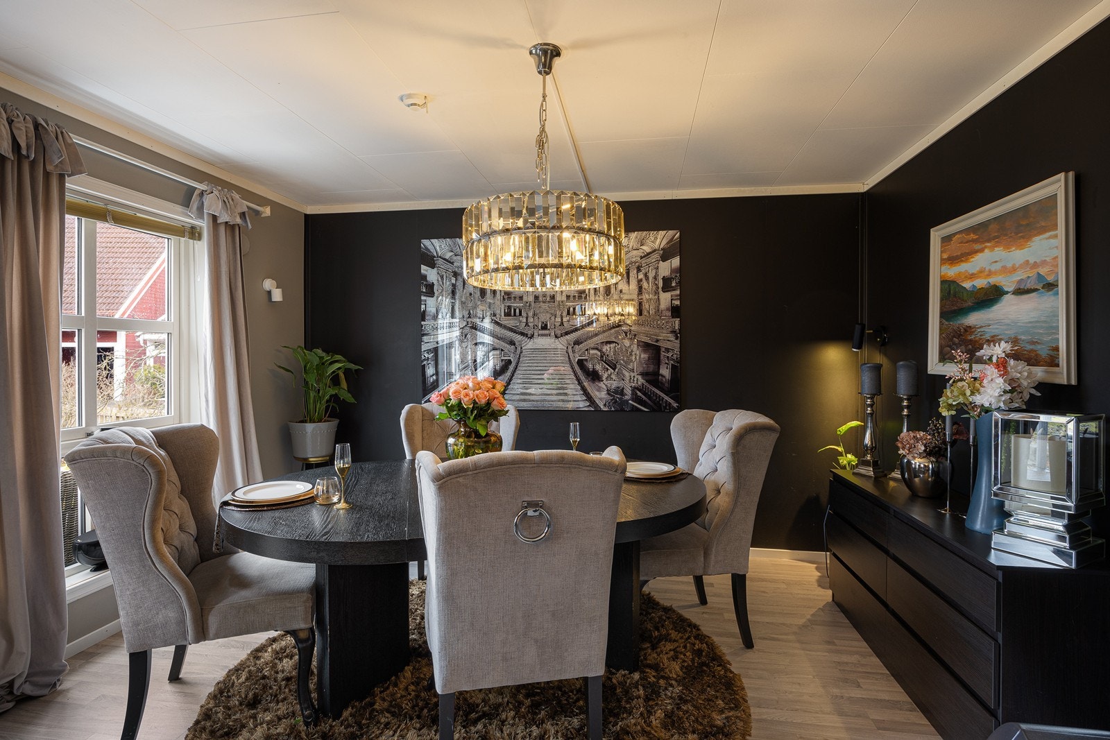 I den andre enden av stuesonen er det plass for større spisebordsmøblement. Galleribilde