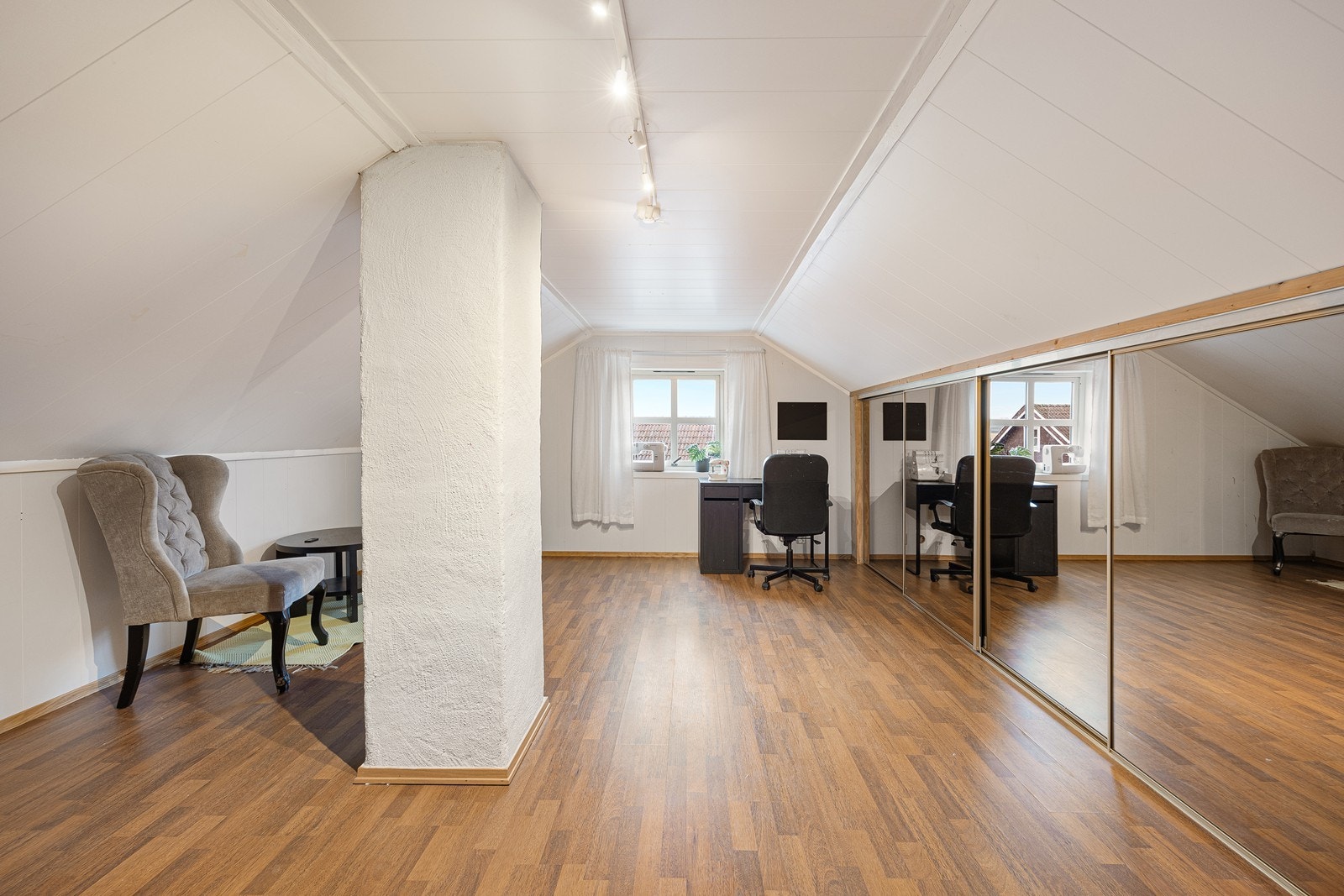 I loftetasjen er det en luftig, lys og romslig loftstue - et kjærkommet ekstra rom for barnefamilier. Galleribilde