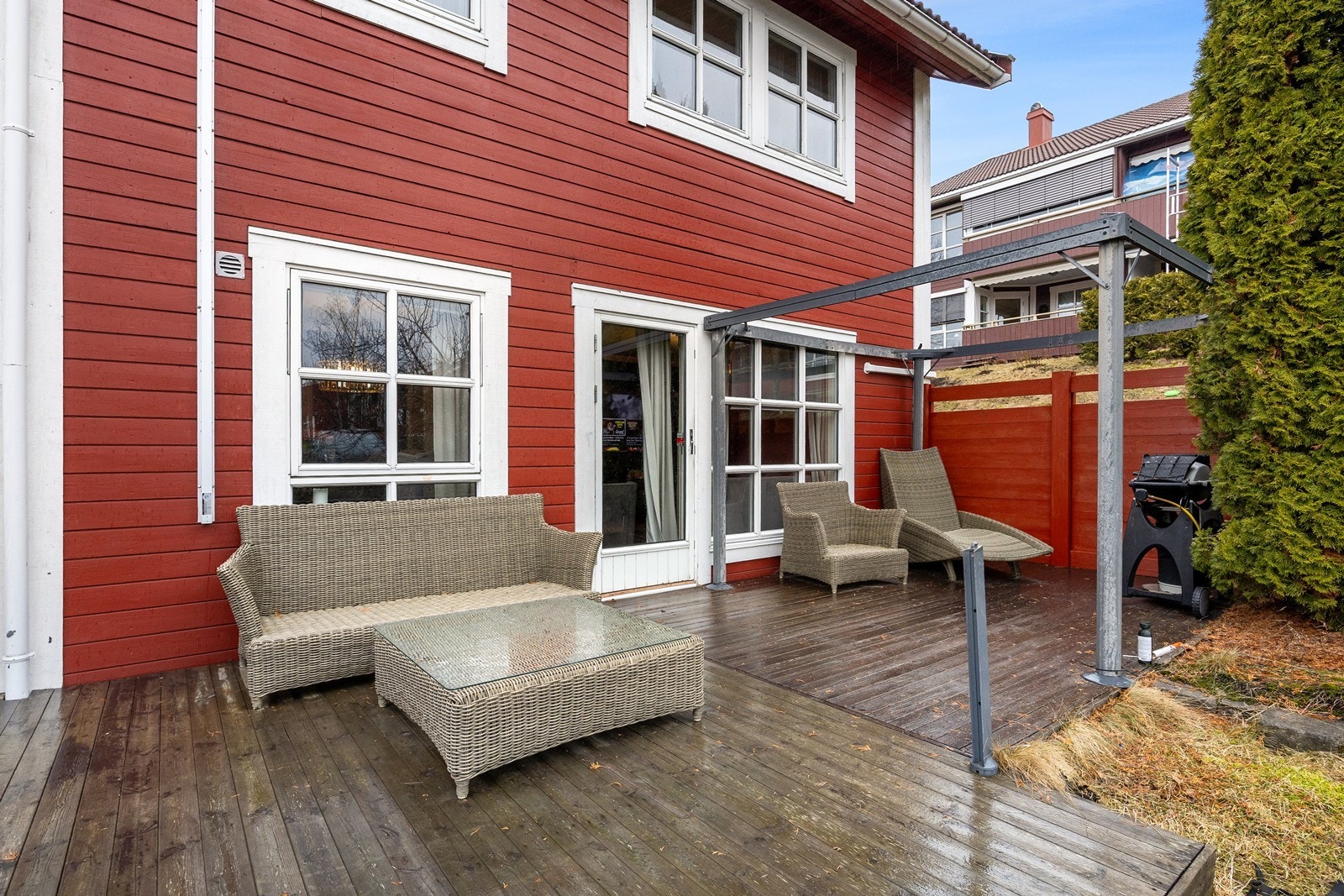 En velholdt, familievennlig og koselig enebolig med fine uteplasser. Galleribilde